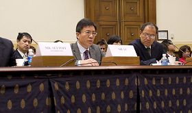 法轮功学员李海（中）在美国国会听证会上揭露中共迫害