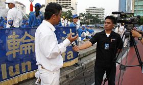印尼媒体就法轮功反迫害十三年采访当地学员