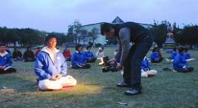 图三：意大利的媒体在台湾花莲县文化局前大草坪拍摄学员晨炼