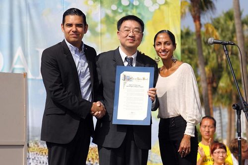'图4：洛杉矶长滩市副市长罗伯特．加西亚（左）和市议员苏嘉．洛文索（Suja Lowenthal，右）带着褒奖前来参加集会。'