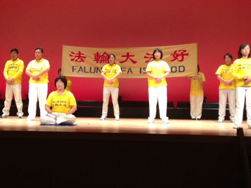 法轮功学员在饭岛町文化馆的舞台上演示五套功法。