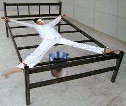 '酷刑演示：三块板的死人床'