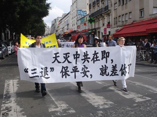 '欧洲法轮功学员集会游行，揭露中共邪党活摘器官罪行，并呼吁中国民众尽早退出邪党及其组织。'