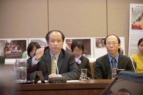 加拿大法轮大法学会主席李迅（左）和法轮功学员何立志（右）参加了圆桌会议并发言