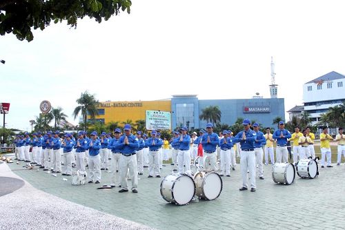 '天国乐团在演奏前于Alun - Alun Pemko Batam 市政厅附近的草场展示功法。'