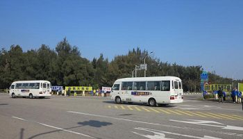 陈德铭三十日早到台中港务分公司参访，法轮功学员在路旁拉着各式横幅抗议。