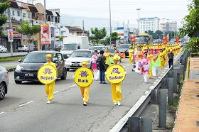 '大年初四，法轮功学员来到柔佛州第二大城市，峇株巴辖举行新年游行。'