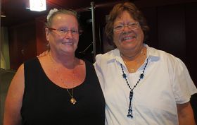 原住民教会牧师斯洛安（Pakis　Sloane）女士（右）与朋友爱普勒比（Alison　Applebee）看完演出后连声感叹，神韵非凡人之作。