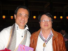 八八TV全民电视网业务部总经理吴来发先生（右）偕同友人一同观赏神韵演出。
