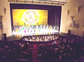神韵巡回艺术团在台南巡回演出最后一场的谢幕，台下观众热情鼓掌回应。