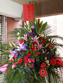 每年神韵抵达台南演出，已是府城文艺界年度盛事，台南市长赖清德很早特别送来鲜花祝贺。