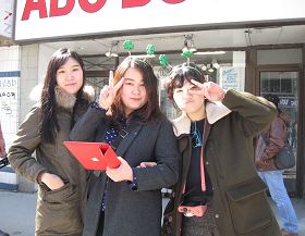 来自韩国的Cyurin（右一）和同学看到天国乐团很兴奋