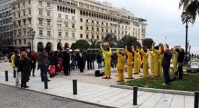 希腊法轮功学员在萨洛尼卡市中心的亚理斯多德广场演示功法