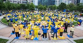 台湾法轮功学员于一零一大楼旁的信义广场举行制止中共迫害法轮功暨纪念“四二五”万人和平上访十四周年活动。