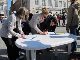 '波兰民众签名反对中共迫害法轮功'