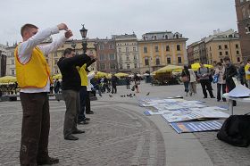 '法轮功学员在克拉科夫市古城中心广场向民众展示法轮功功法'
