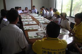 印尼法律援助机构主席巴哈林先生聆听学员们讲述法轮功真相。