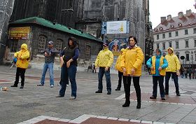 '法轮功学员在维也纳地标性建筑斯蒂芬大教堂前炼功'