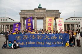 '来自柏林和附近地区的法轮功学员在勃兰登堡门前庆祝法轮大法日。'