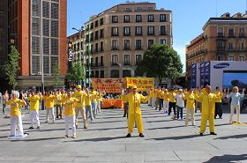 '世界法轮大法日西班牙学员向世人展示法轮大法五套功法'