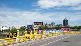 '游行队伍行经安平港安亿桥。'