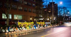 多伦多法轮功学员在中领馆前烛光悼念，呼唤良知