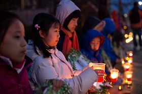 多伦多法轮功学员在中领馆前烛光悼念，呼唤良知