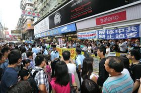 '图1： 七月十四日，青关会再度骚扰法轮功真相点，引发大批香港市民的不满与声讨。'