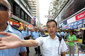 '图3：香港警方不但阻止市民接近了解法轮功真相，还阻挡媒体采访拍照。'