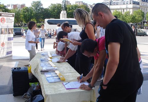 巴黎人权广场上，人们签名谴责中共活摘器官