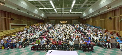 二零一三年八月十八日高雄市大法弟子在小港高中举办集体学法交流。