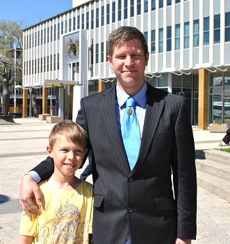 图2：艾里斯（Alex）与儿子一同参加二零一四年澳洲法会。