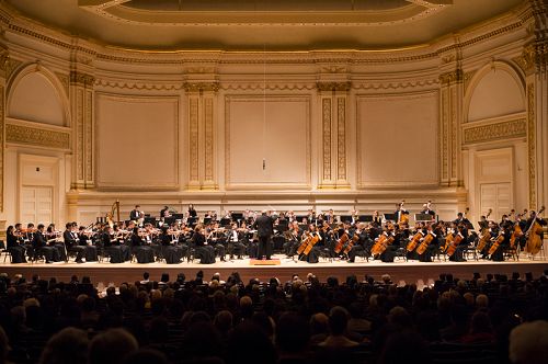 图1：二零一四年十月十一日，两场神韵交响音乐会震撼了世界著名的纽约卡内基音乐厅