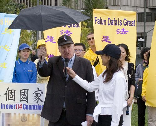 图：中国问题专家罗杰斯举着雨伞支持香港抗暴的占中活动