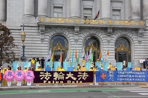 图1-2：法轮功学员在旧金山市政厅前集会，声援一亿八千万中国大陆同胞退出中共党、团、队组织