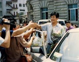 一九九四年七月李洪志先生来大连讲法，学员们欢迎师父