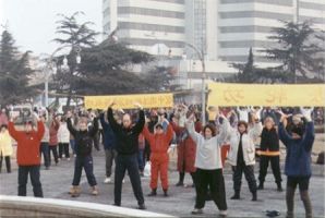 1999年1月1日，西方学员与大连学员们集体炼功