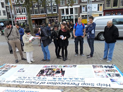 图1-2：法轮功学员在阿姆斯特丹唐人街举办活动，传播真相