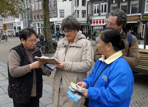 图3-4：阿姆斯特丹唐人街，游客纷纷签名谴责中共迫害法轮功