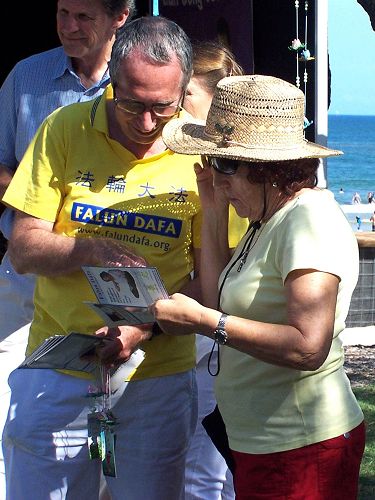 澳洲阳光海岸Festuri多元文化庆典上人们详细了解法轮功