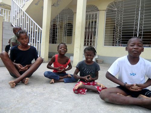 图7：海地的成人和孩童学炼法轮功