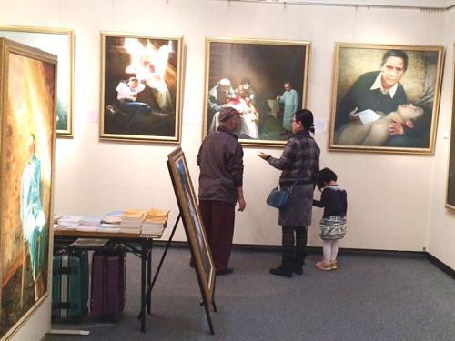 图1-2：“真善忍国际美术展”在日本千叶县西北部船桥市勤劳市民中心展示厅展出，二百六十多名日本人前来观展，了解法轮功真相。