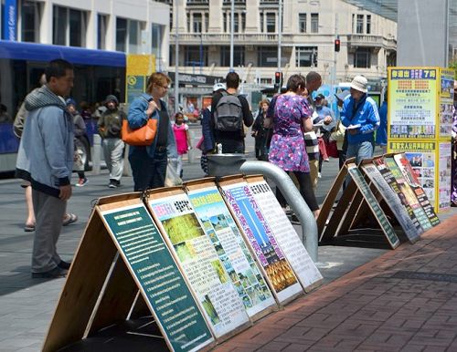 图4-5：奥克兰市中心，路人阅读法轮功真相展板
