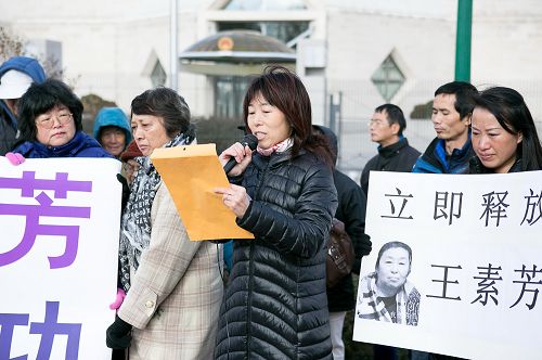 王素玲在新闻发布会上说，她的姐姐王素芳十月十六日早晨六点半在家中被绑架，随后被关押在大连姚家看守所，至今已有五十六天了，不许家人探视。