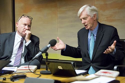 图3：大卫•乔高在威尔士议会大厦内举行的揭露活摘器官演讲会上发言