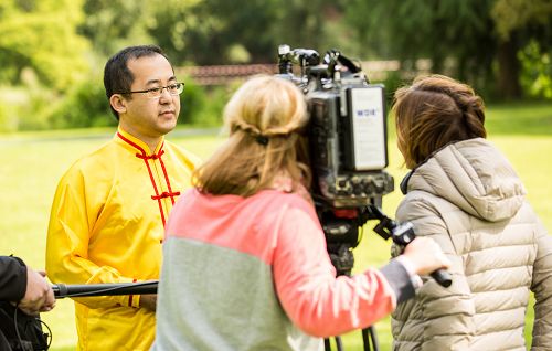 WDR德国西部电台采访法轮功学员郭居峰并在周末黄金时间播出