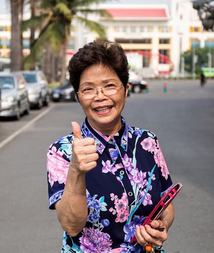 许惠美理事长在香港与法轮功结缘，法轮功学员的修持让她很感动。