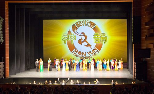 中国大陆不同省市的企业家、官员等都组团出国看神韵，图为2月15日晚上，神韵国际艺术团在韩国大邱的第二场谢幕，观众掌声不绝。