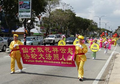 二月十六日，法轮功学员首次来到彭亨州首府——关丹举行新年游行，传播大法美好。