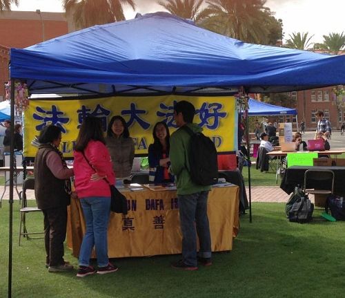 '图：法轮功学员在亚利桑那大学的社团博览会上，设立摊位，传播法轮功真相。'